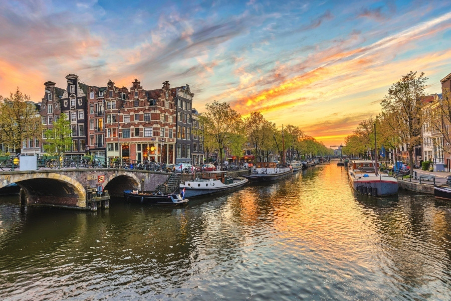 PARIS / AMSTERDAM / BRUXELLES